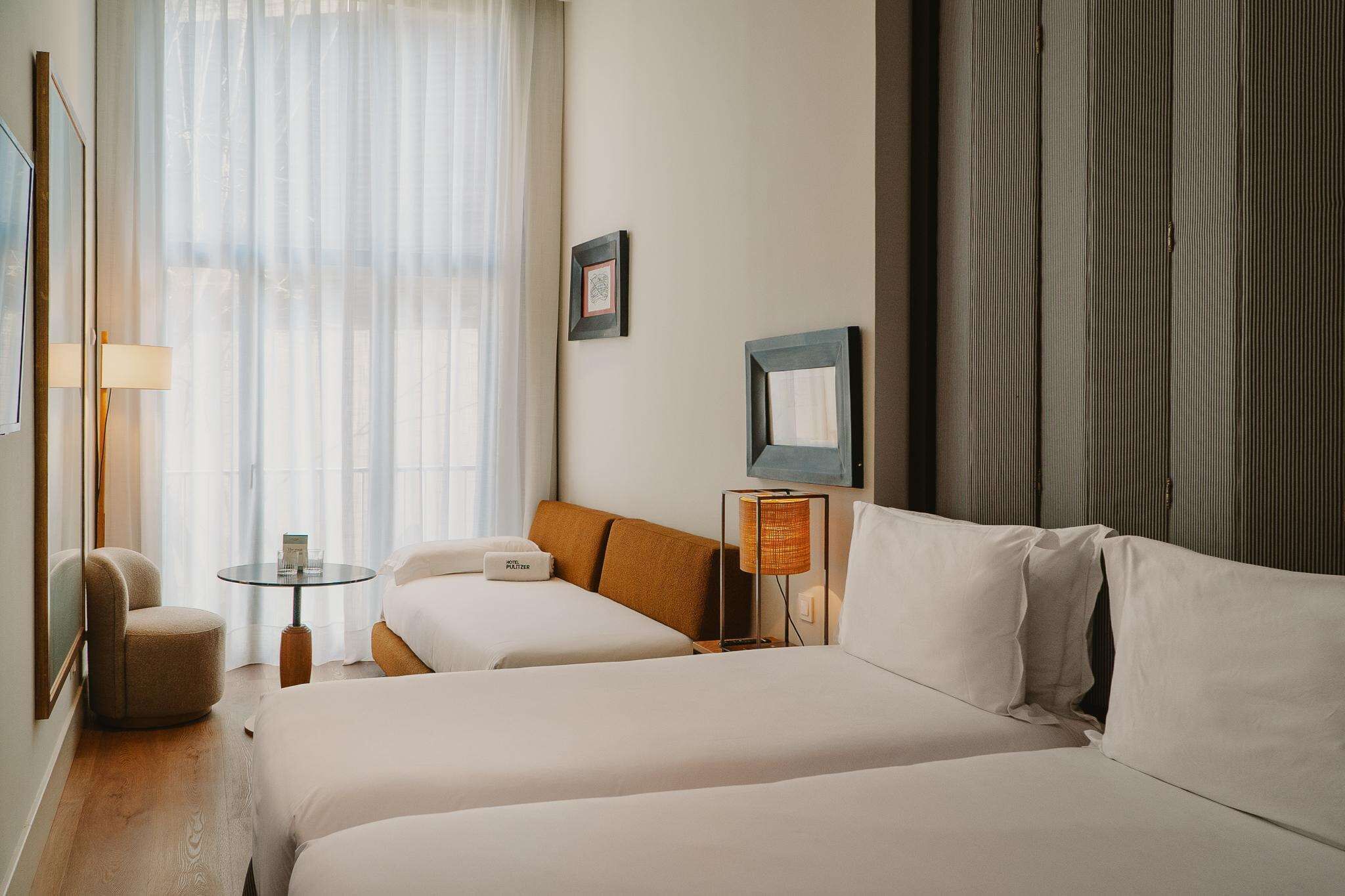 Zimmersafe, Schreibtisch, laptopgeeigneter Arbeitsplatz