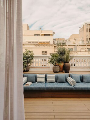 Suite Studio, terrasse, vue ville | Vue de la chambre