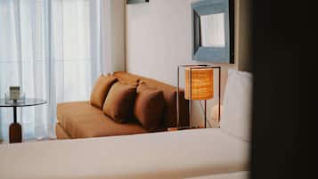 Een kluis op de kamer, een bureau, een laptopwerkplek