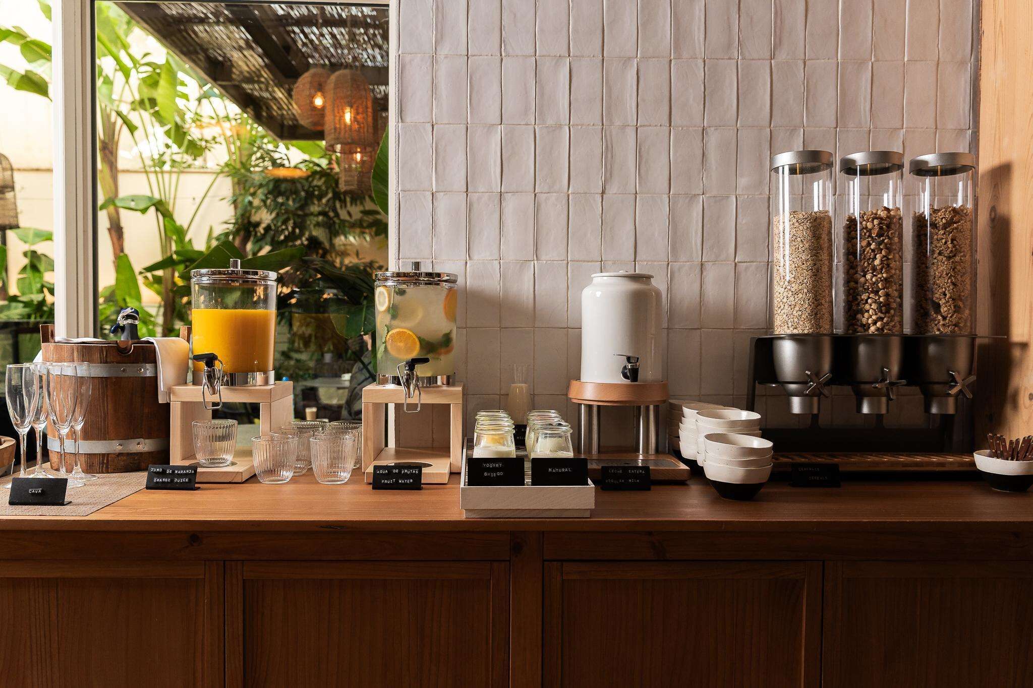 Petit déjeuner buffet (22 EUR par personne)