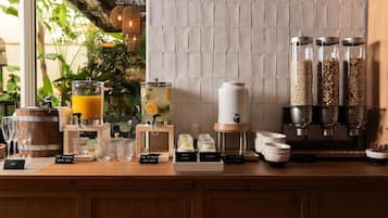 Tägliches Frühstücksbuffet (22 EUR pro Person)