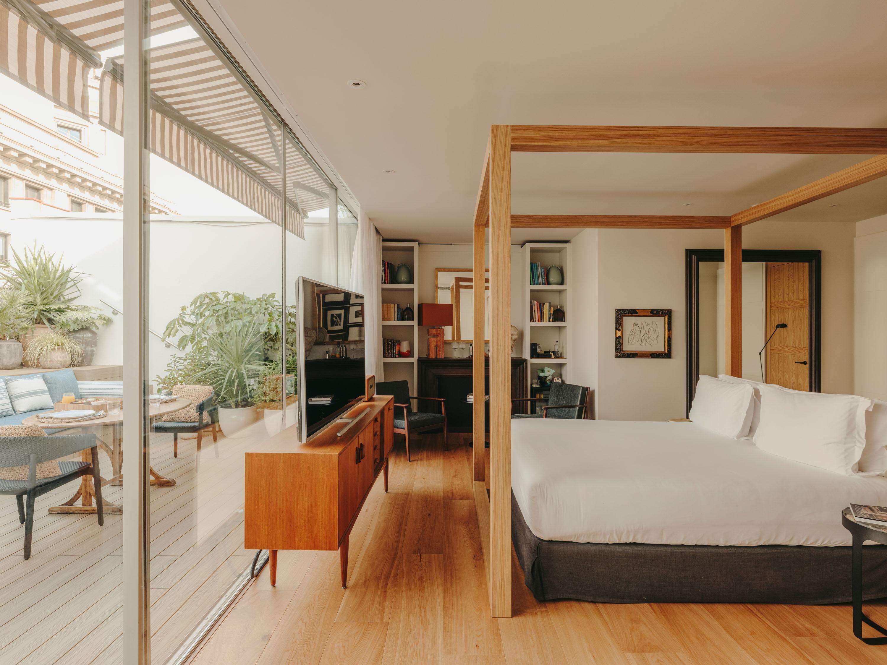 Studiosuite, terrasse, byutsikt | Safe på rommet, skrivebord, skrivebord for bærbar PC og lydisolert