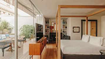 Studio suite, terras, uitzicht op stad | Een kluis op de kamer, een bureau, een laptopwerkplek