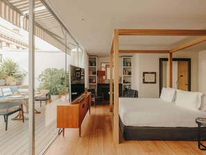 Caja de seguridad en la habitación y escritorio 