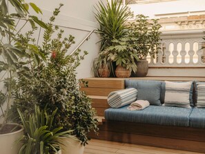 Suíte estúdio, terraço, vista para a cidade | Cofres nos quartos, escrivaninha, espaço de trabalho para notebook