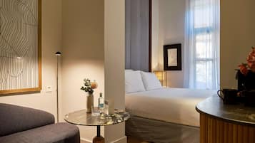 Värdeförvaringsskåp på rummet, skrivbord och arbetsyta för laptop