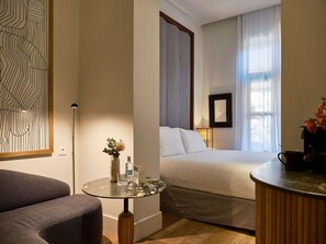 Cofres nos quartos, escrivaninha, espaço de trabalho para notebook