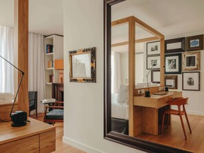 Caja de seguridad en la habitación y escritorio 