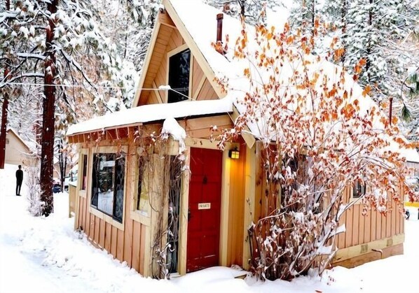 Family Cabin, 2 Double Beds with Fireplace | Individually decorated, individually furnished, iron/ironing board