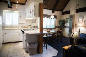 Familien-Ferienhütte, 2 Doppelbetten | Eigene Küche | Kühlschrank, Mikrowelle, Wasserkocher mit Kaffee-/Teezubehör