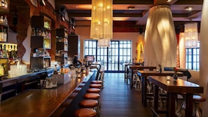 3 bars/lounges
