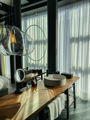 Studio | Bathroom | Hair dryer, bathrobes, slippers, towels - east Hotel Hamburg (Hamburg)