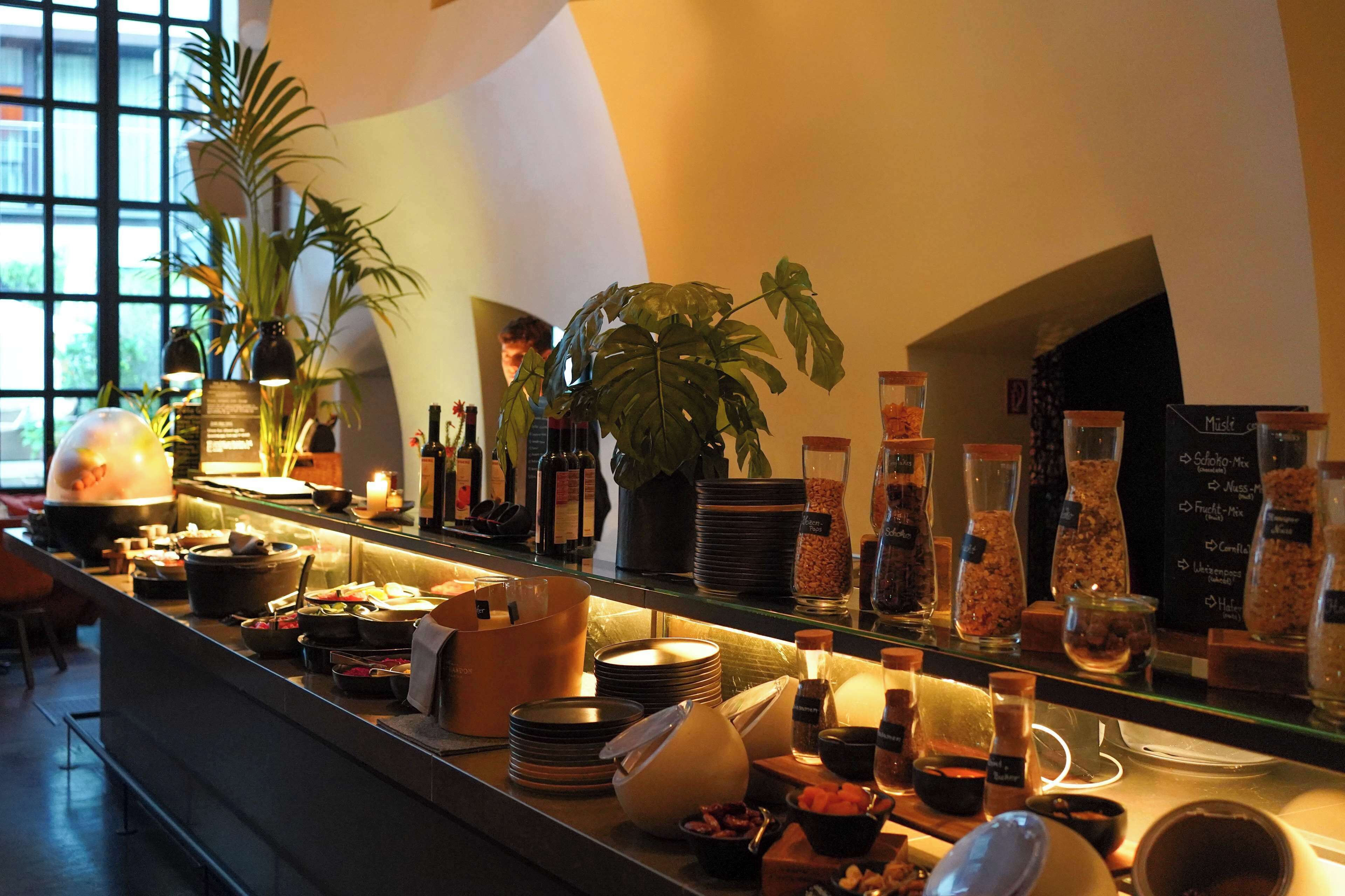 Tägliches Frühstücksbuffet (35.00 EUR pro Person)