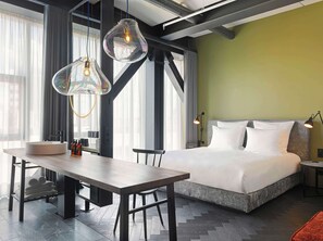 Loft | Premium bedding, in-room safe, desk, soundproofing - east Hotel Hamburg (Hamburg)