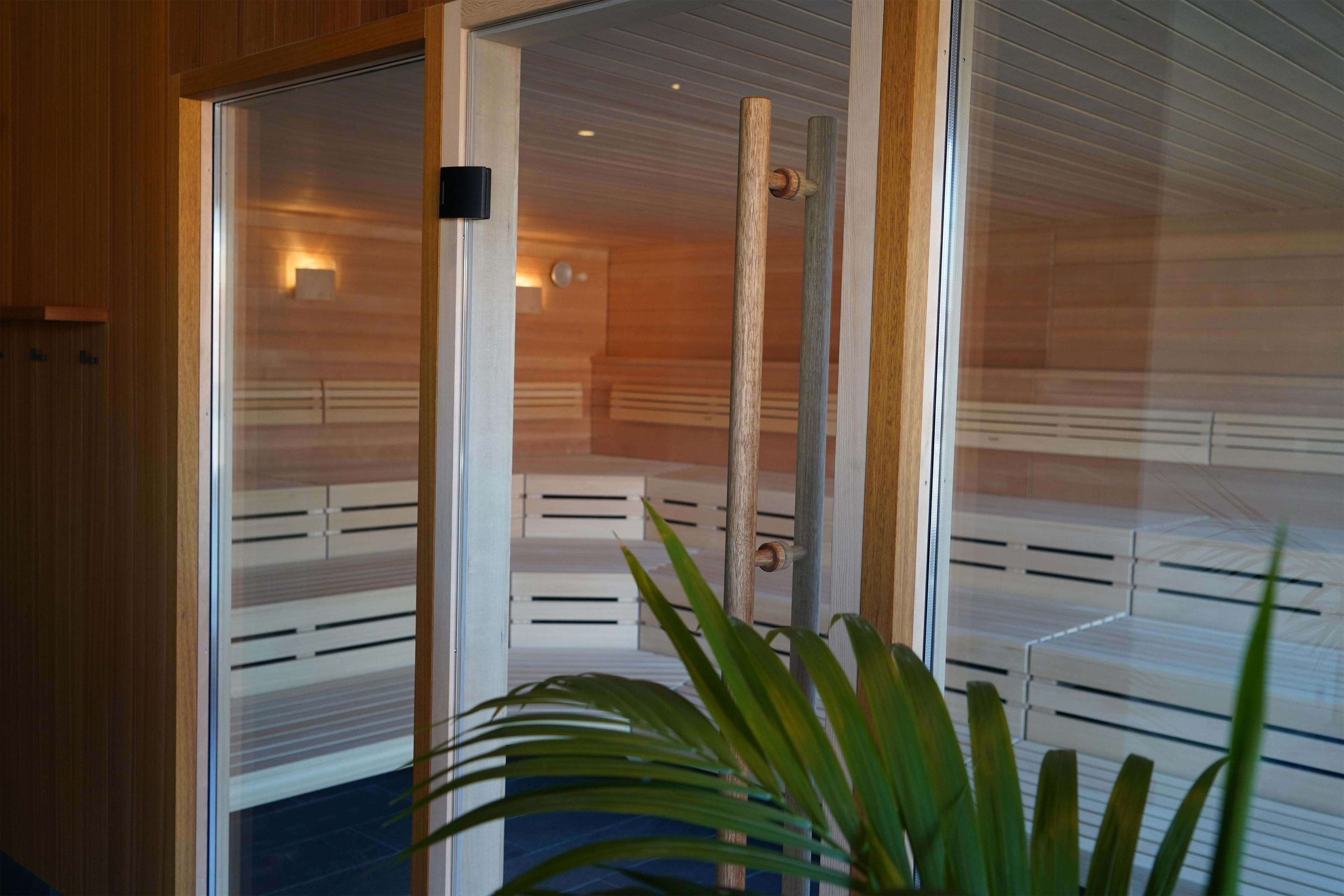 Ein Zimmer mit Etagenbetten, einer Holztür und einer Pflanze.