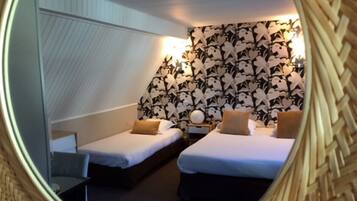 Premium bedding, minibar, desk, blackout drapes