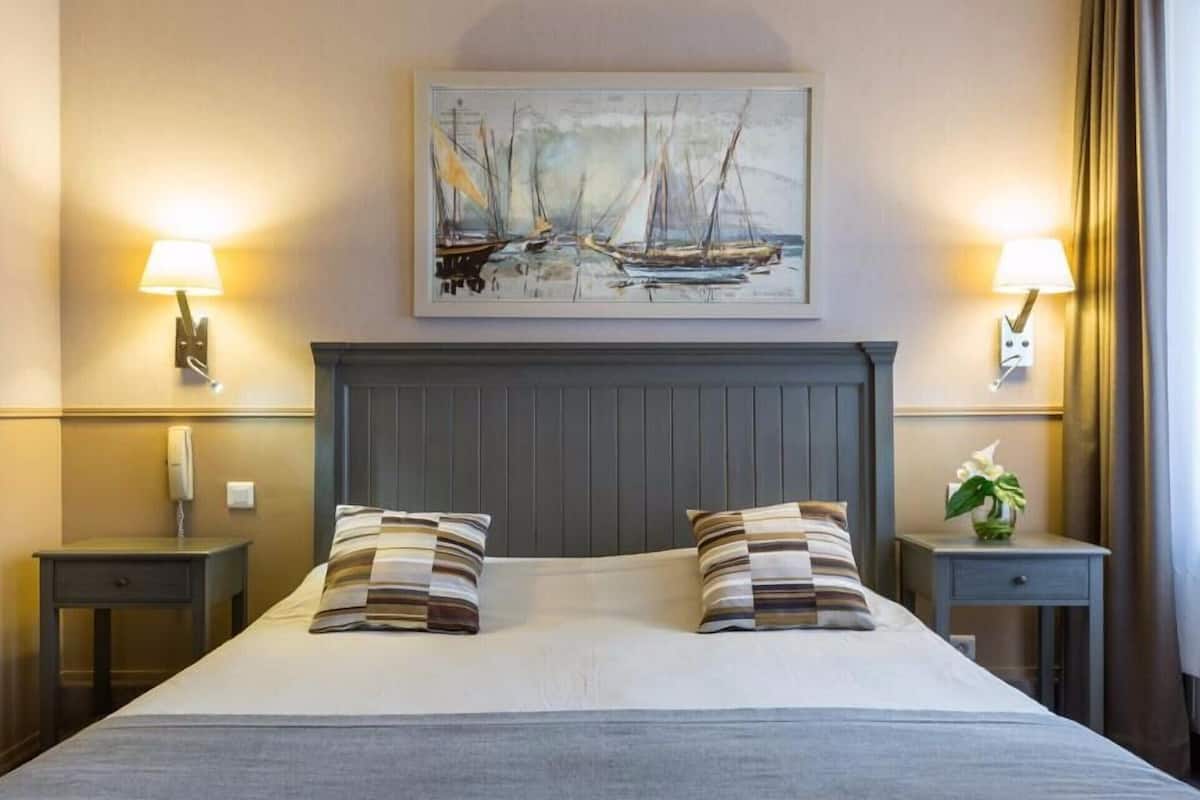 高级双人房 | 高档床上用品、迷你吧、办公桌、遮光窗帘