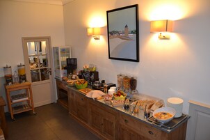 Se ofrece un desayuno bufé todos los días (por un coste adicional)