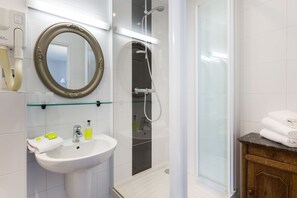 Articles de toilette gratuits, sèche-cheveux, serviettes fournies