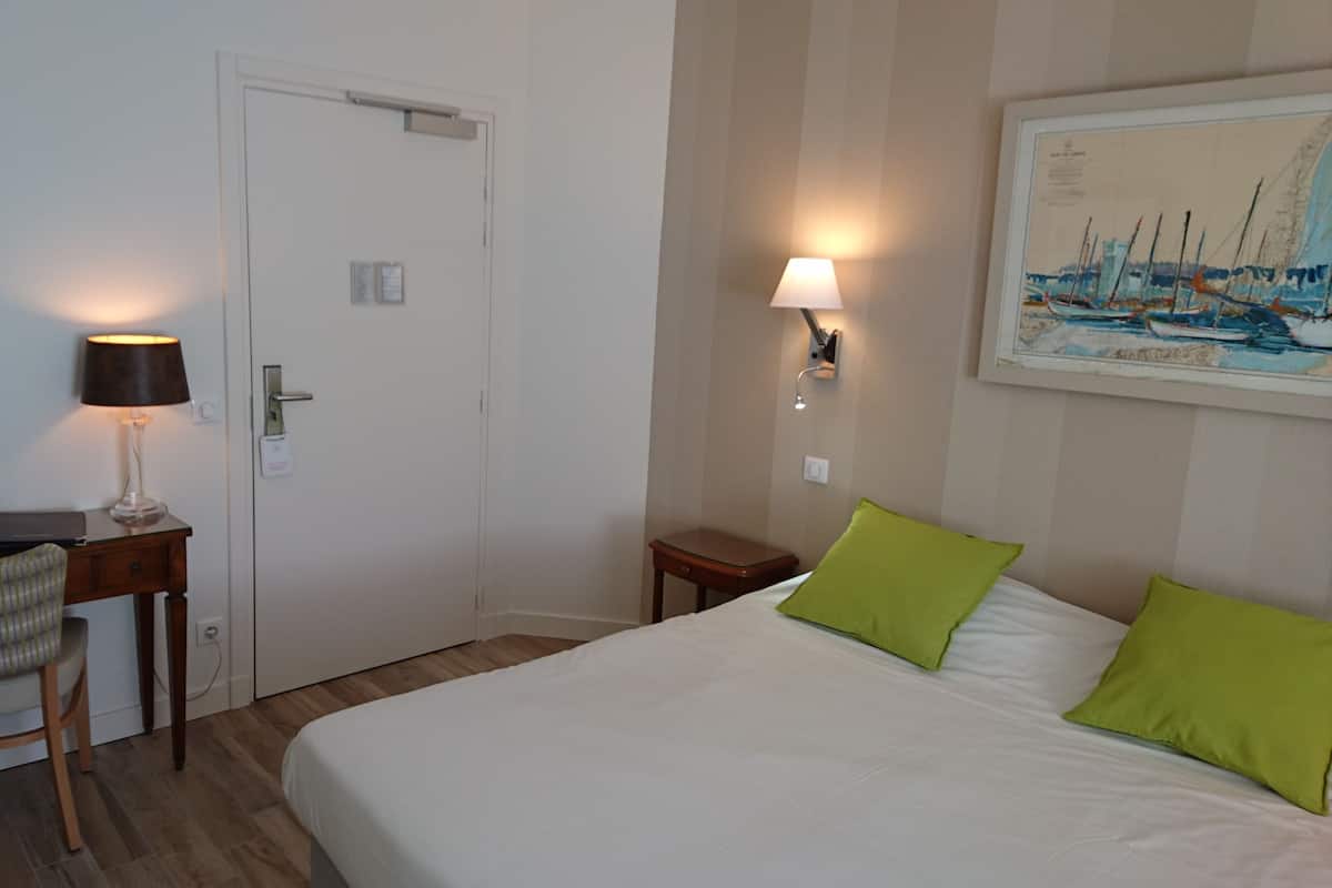 Premium bedding, minibar, desk, blackout drapes