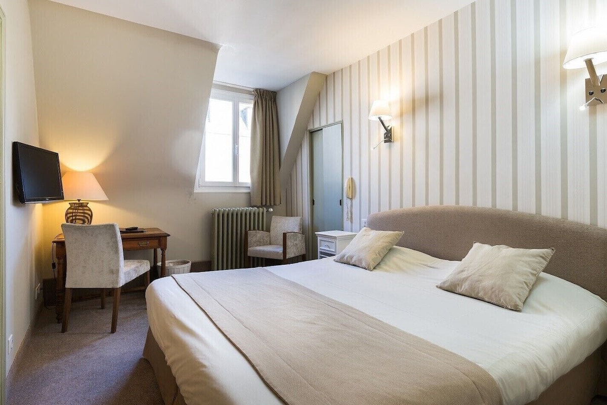 三人房 | 高档床上用品、迷你吧、办公桌、遮光窗帘