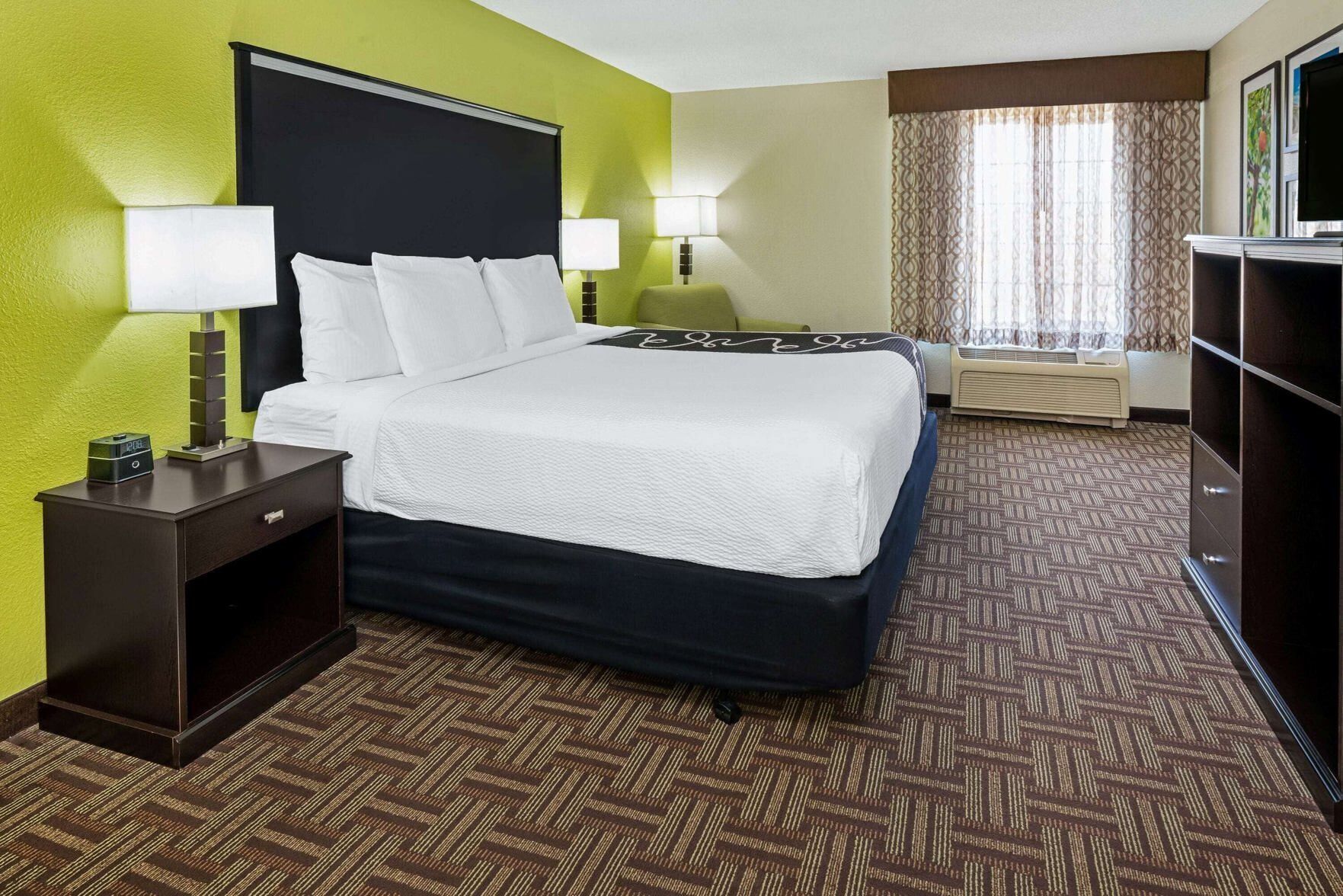 Premium bedding, desk, iron/ironing board, free cots/infant beds