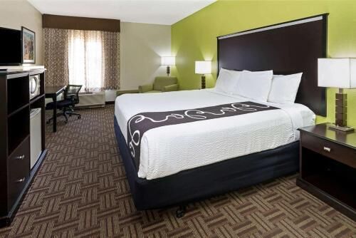 Premium bedding, desk, iron/ironing board, free cots/infant beds