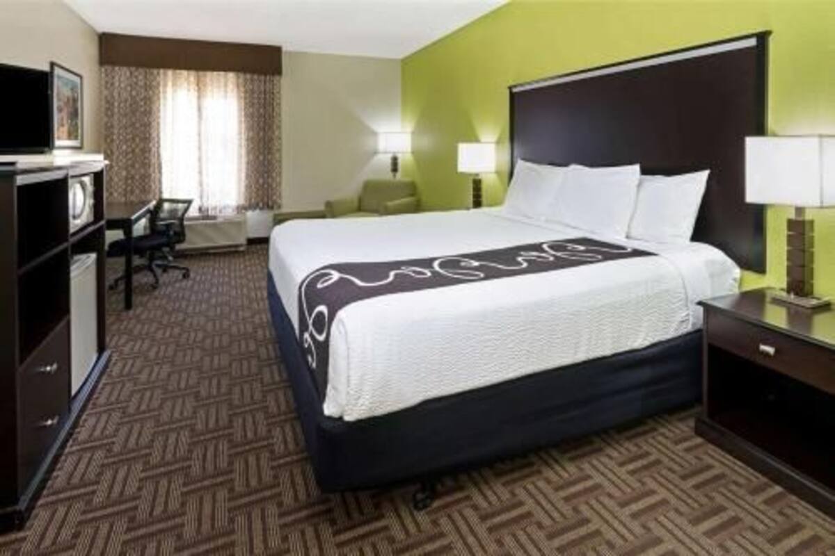 Premium bedding, desk, iron/ironing board, free cots/infant beds