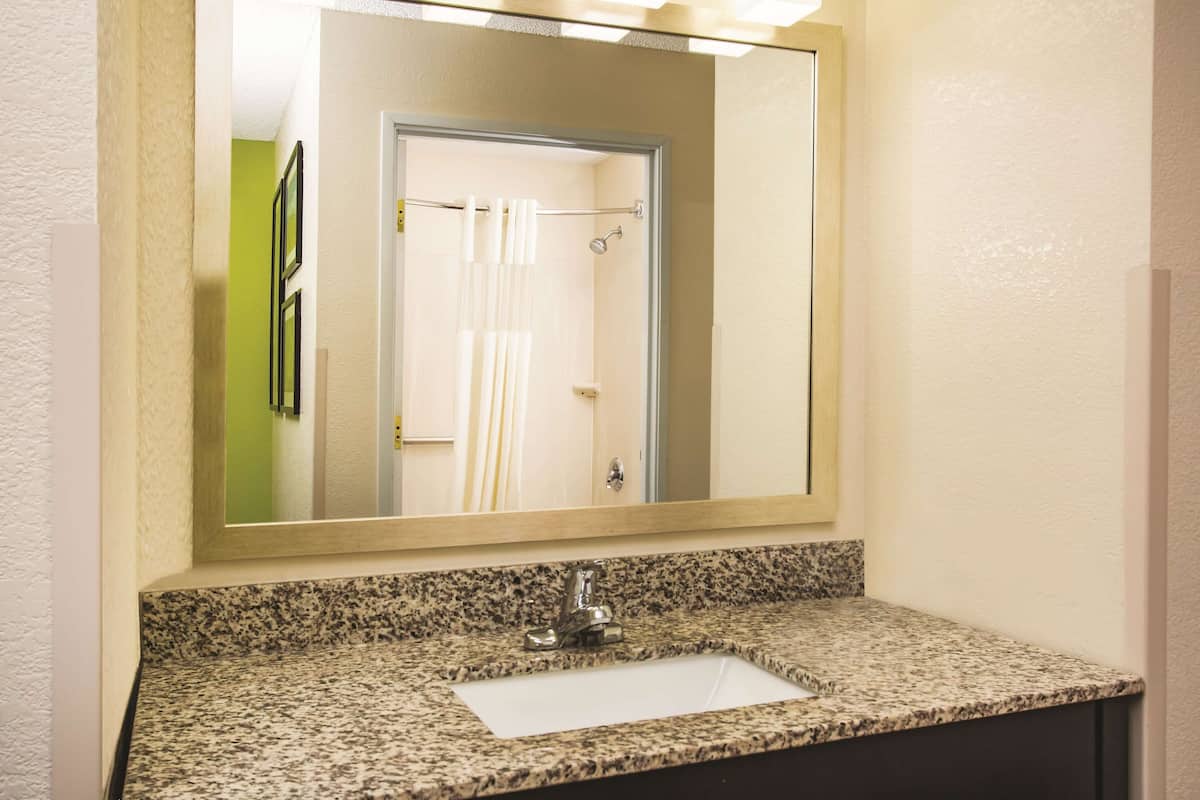 Tina con regadera, amenidades de baño gratuitas, secadora de cabello