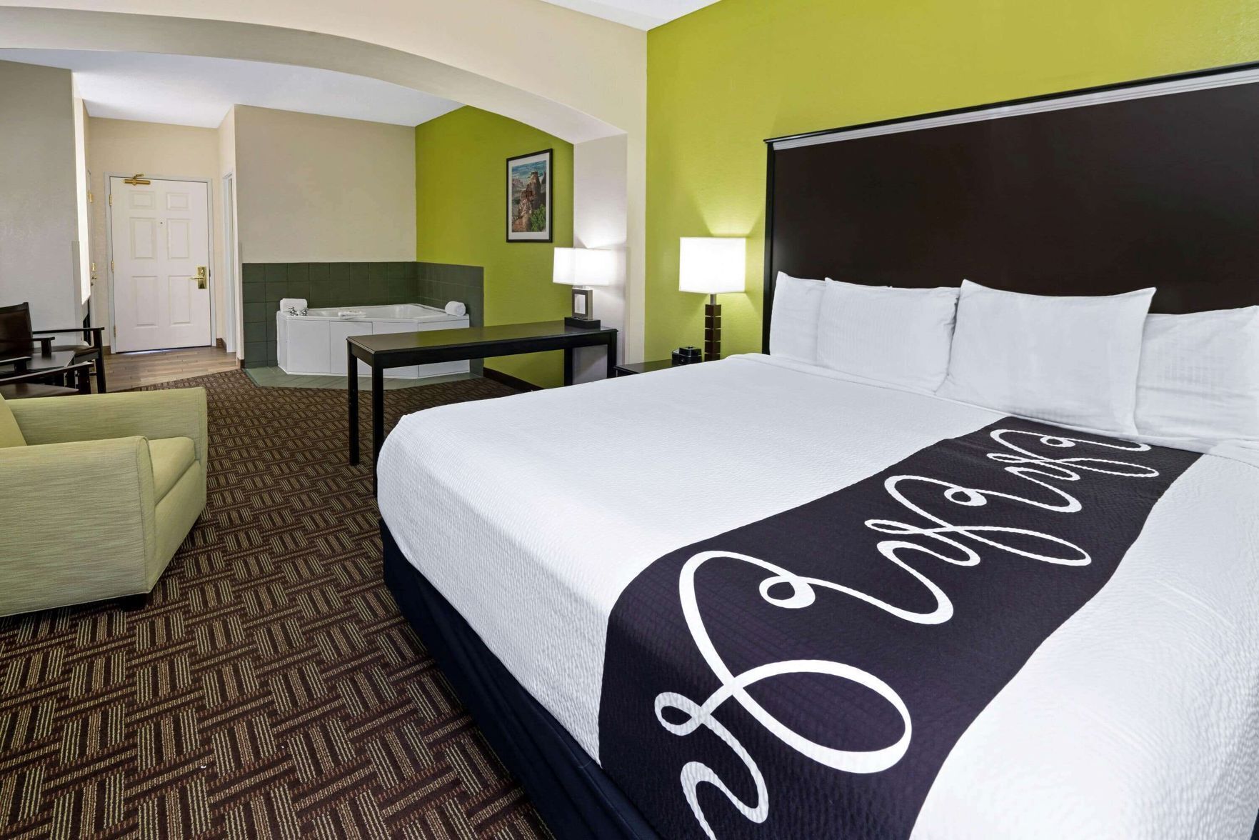 Premium bedding, desk, iron/ironing board, free cots/infant beds