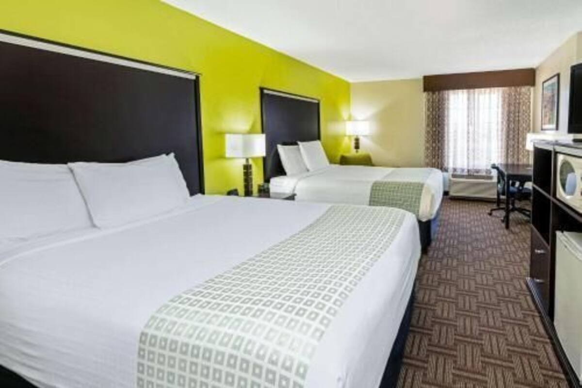 Premium bedding, desk, iron/ironing board, free cots/infant beds