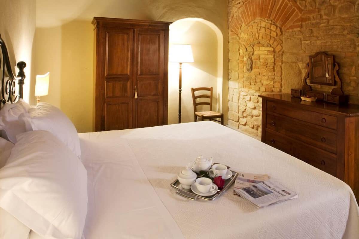 2 bedrooms, in-room safe, individually furnished, desk