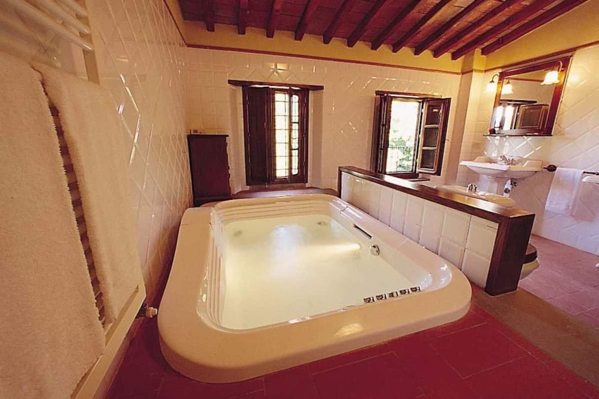 Exclusive Suite, Jetted Tub | Jetted tub