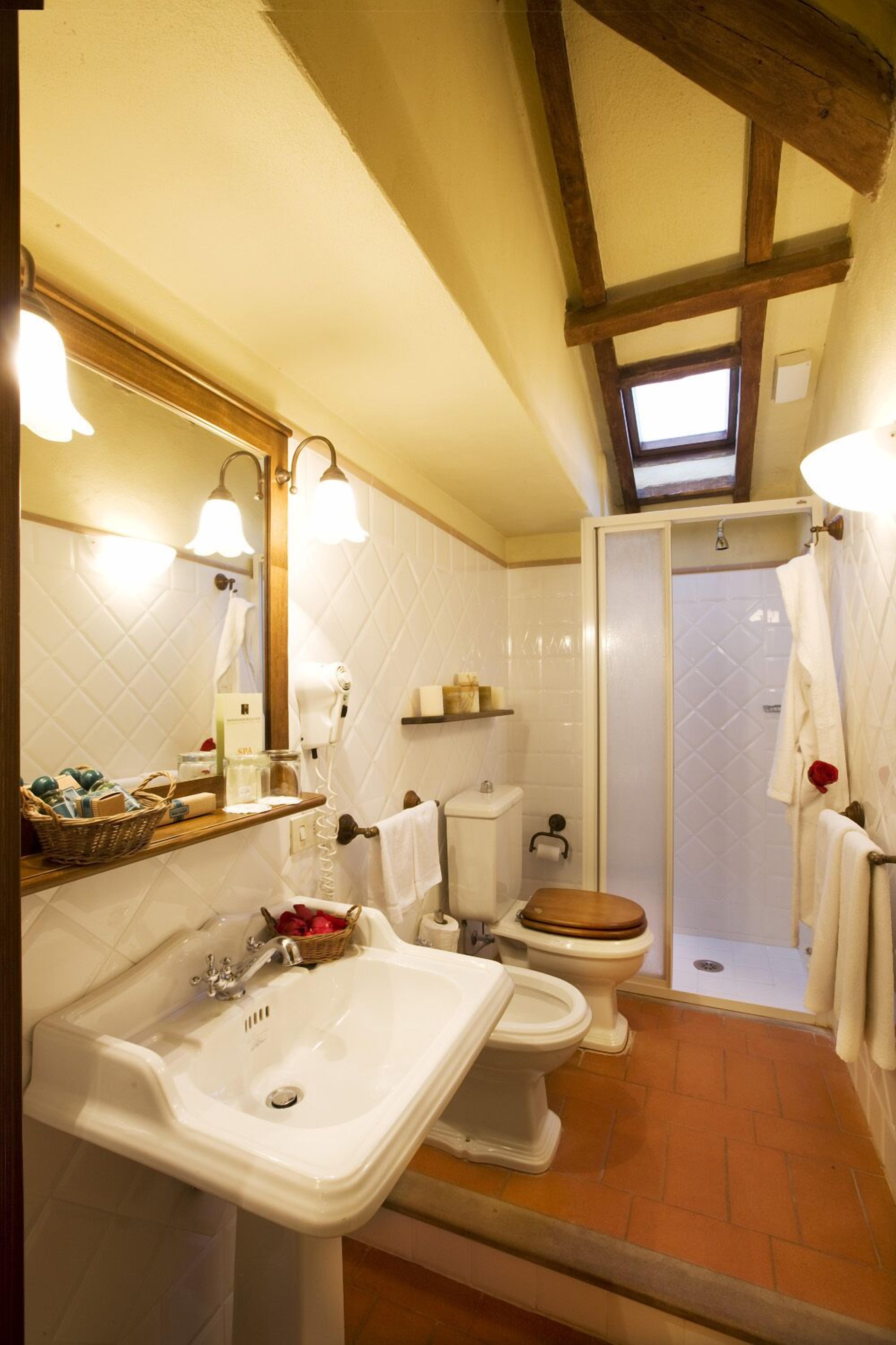 family suite, 3 bedrooms | bathroom | free toiletries, hair dryer, slippers, bidet