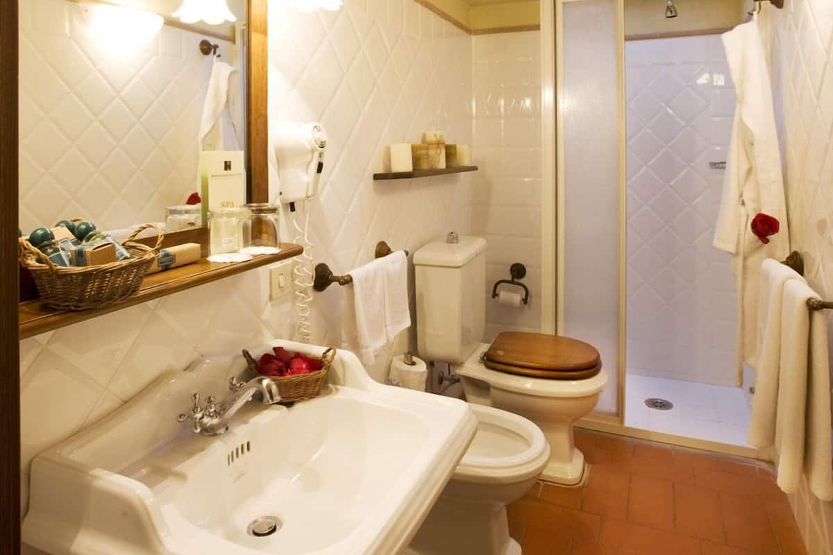 family suite, 3 bedrooms | bathroom | free toiletries, hair dryer, slippers, bidet