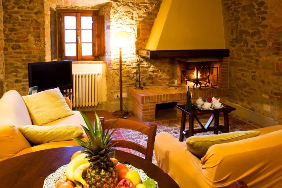 2 bedrooms, in-room safe, individually furnished, desk