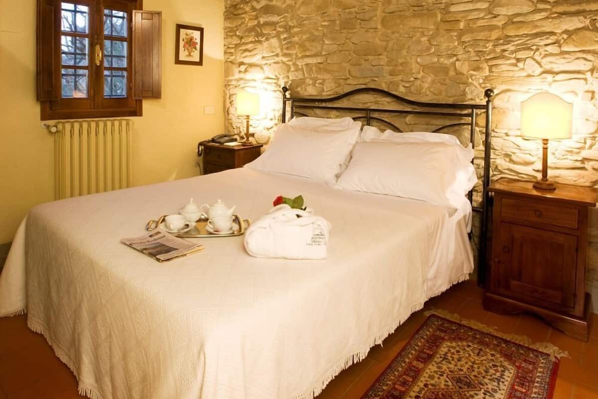 2 bedrooms, in-room safe, individually furnished, desk