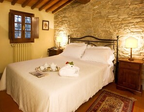 Zimmersafe, individuell eingerichtet, Schreibtisch