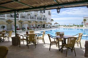 Outdoor pool, pool umbrellas, pool loungers - TRH Mijas (Mijas)
