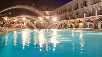 Piscine extérieure, parasols de plage, chaises longues