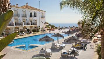 Piscine extérieure, parasols de plage, chaises longues