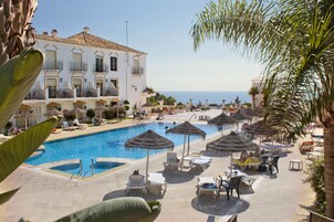 Piscine extérieure, parasols de plage, chaises longues