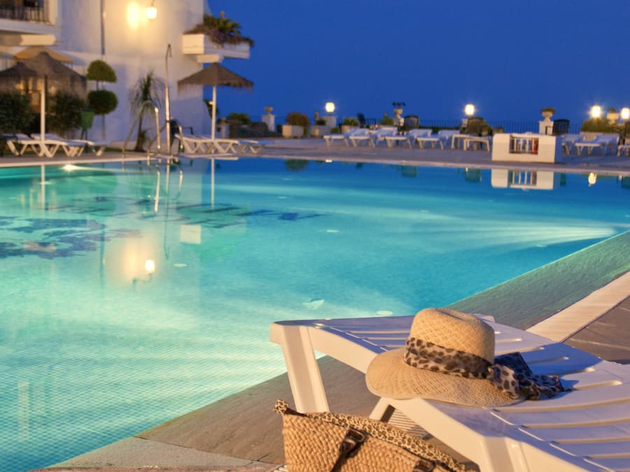 Piscine extérieure, parasols de plage, chaises longues