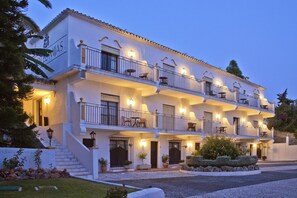 Façana frontal de l'allotjament (vespre/nit)