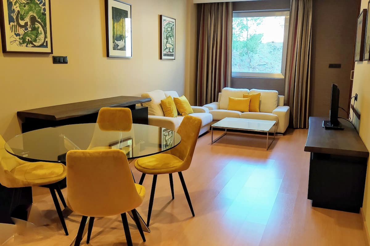 In-room safe, desk, soundproofing, free WiFi
