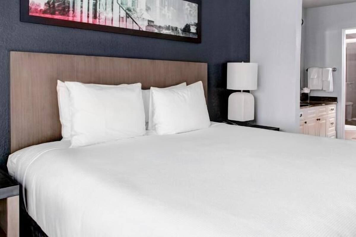 Ropa de cama de alta calidad, camas con pillow-top y escritorio