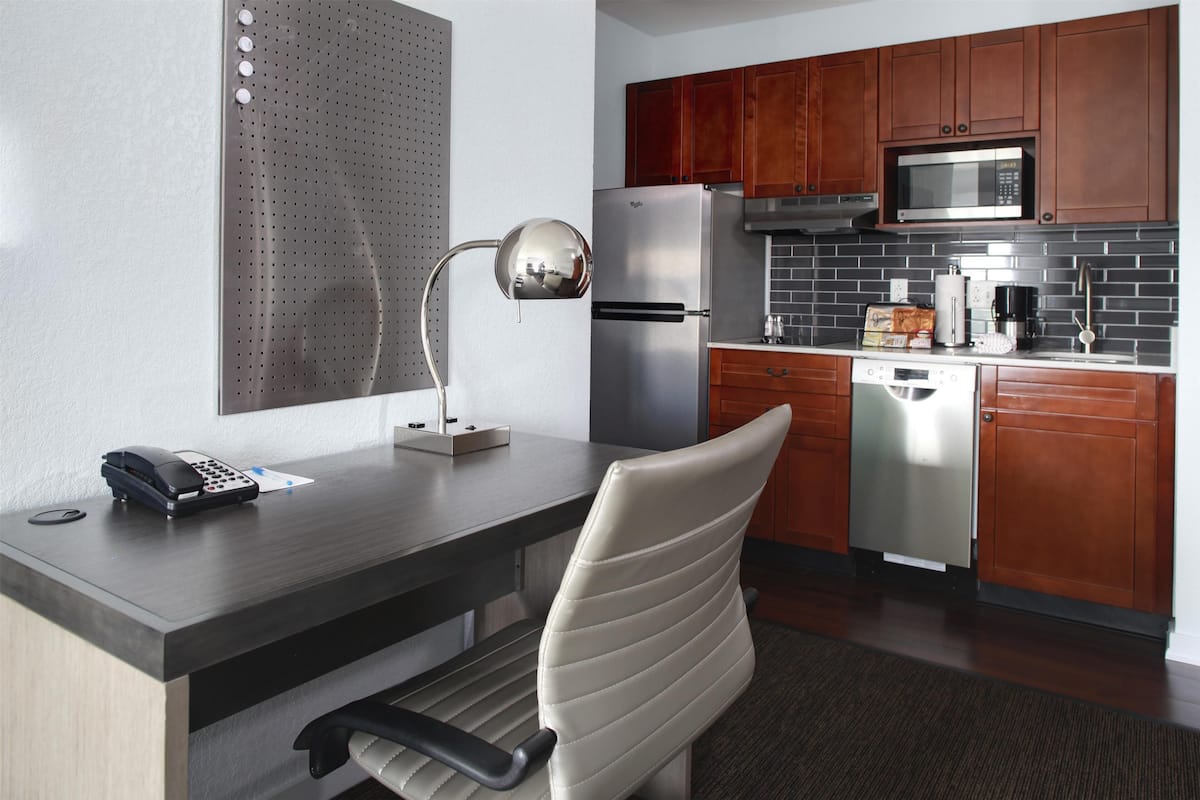 Coffee/tea maker, fridge, microwave, stovetop