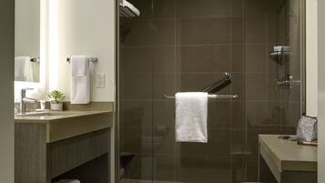 Combined shower/bathtub, designer toiletries, hair dryer, towels