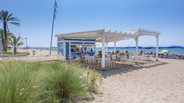 A beachside bar with outdoor seating and a covered area. - 4R Miramar Calafell (Calafell)