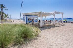 A beachside bar with outdoor seating and a covered area. - 4R Miramar Calafell (Calafell)